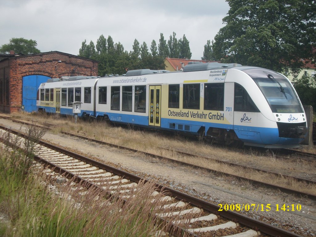 Vor dem alten Lokschuppen in Bergen/Rgen stand,am 15.Juli 2008,der OLA-Triebwagen 701.Lange Zeit der Stamm OLA-Triebwagen zwischen Bergen/Rgen und Lauterbach Mole.