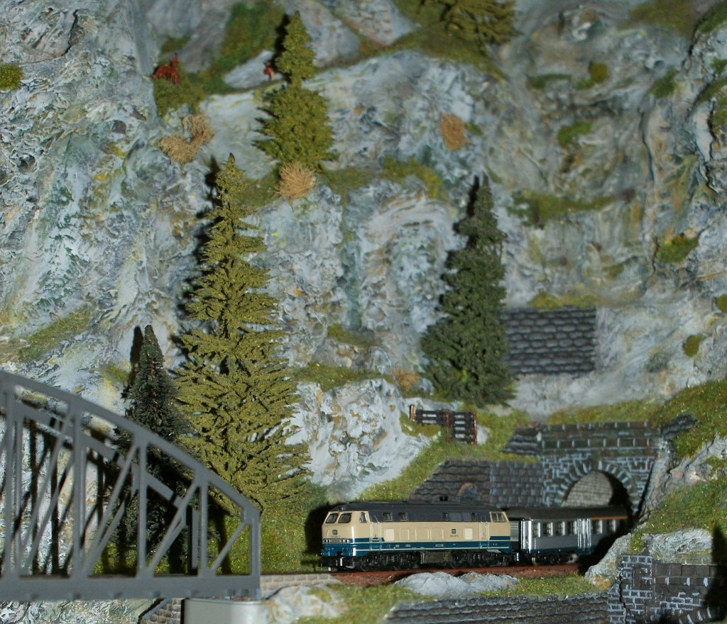Vor einer massigen Felsenkulisse befhrt die  Z  218 438-0 mit ihrem Nahverkehrszug den kurzen Streckenteil zwischen Tunnel und Brcke. 
6. Nov. 2010  