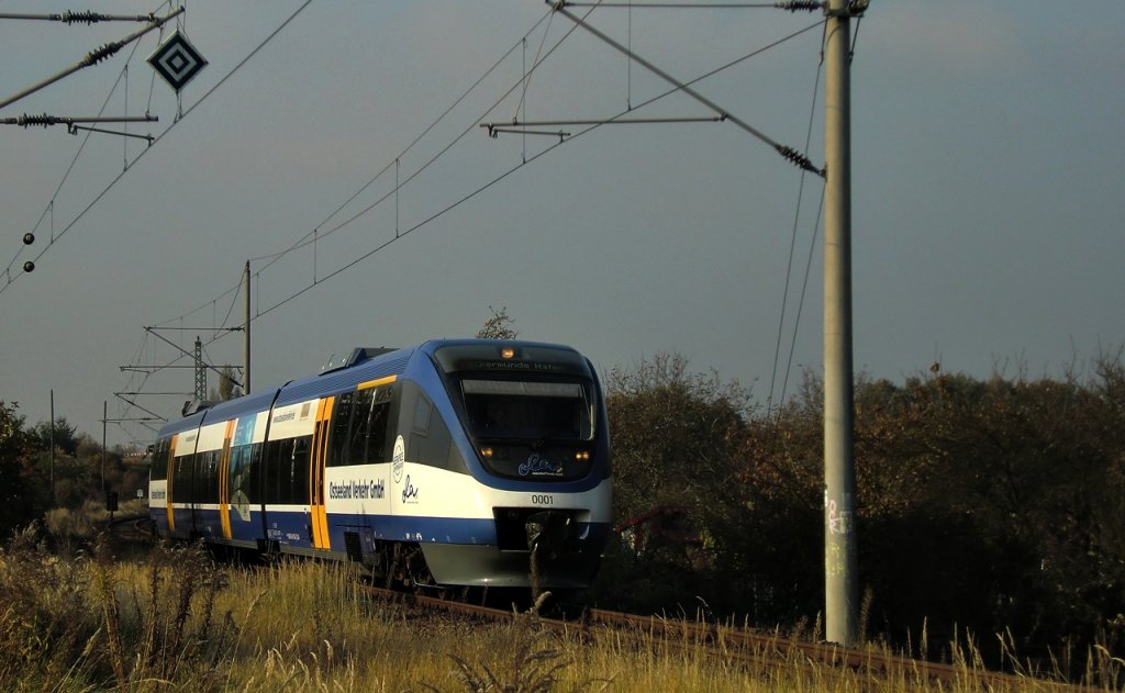 VT 0001 der OLA bei der Einfahrt in Neubrandenburg am 25.10.2011, nach dem kurzen Stop geht`s dann weiter nach ckermnde Stadthafen.