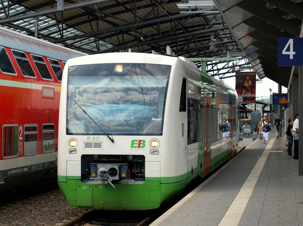 VT 011 alias 95 80 0650 411-1 D-EIB stand als Erfurter Bahn 80632 nach Kassel-Wilhemshhe abfahrbereit im Erfurter Hbf am 3.8.11.