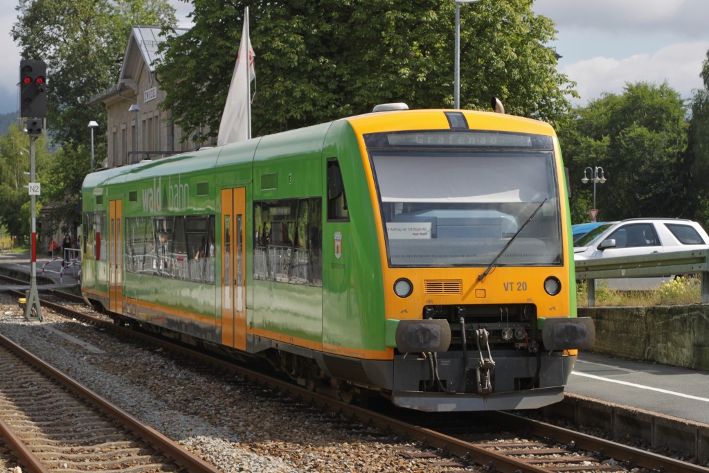 VT 20 der Waldbahn wird gleich in Richtung Grafenau starten. (02.08.10,Zwiesel)