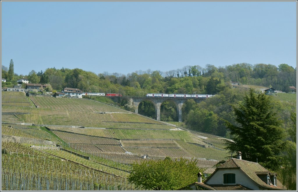 Whrend der 511 001  Berlin  Richtnug Lausanne strebt, kommt ihm zwischen Bossire und Grandvaux der IC 727 entgegen. 
15. April 2011