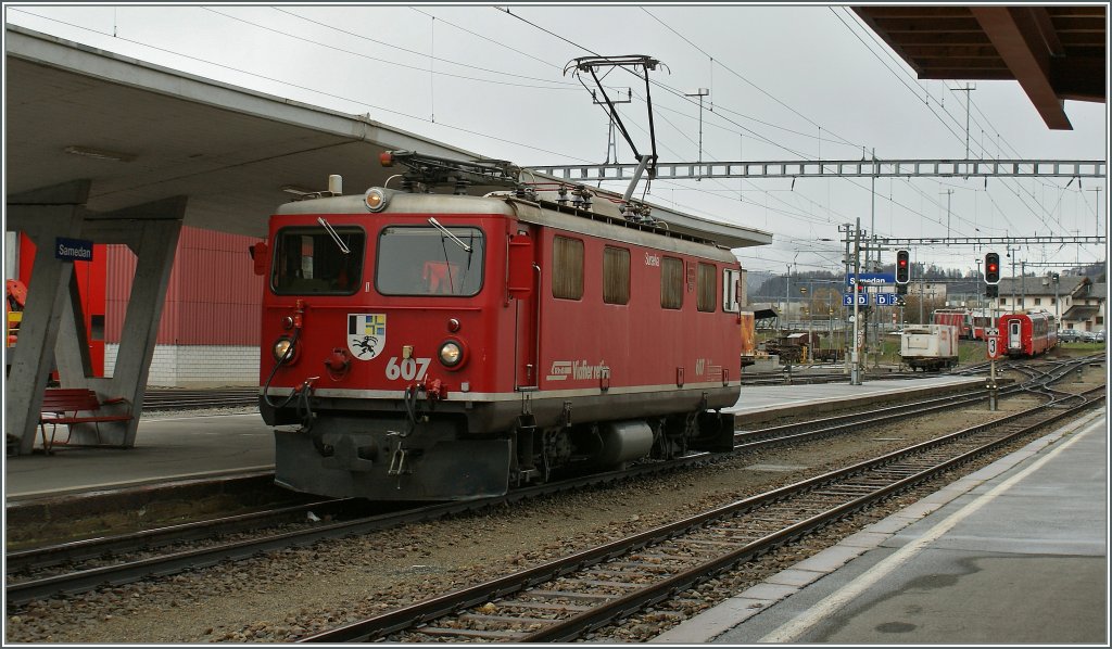 Whrend im Hintergrund der Bernina-Express Chur - Tirano Samedan verlsst, bernimmt die Ge 4/4 I 607 die Kurswagen (Chur) - Samedan - St. Moritz, die der Bernina Express hier zurck gelassen hat.
11.05.2010