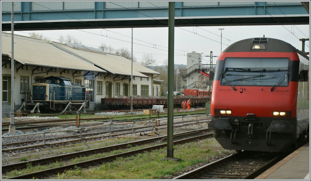 Whrend der IR aus Biel/Bienne in Konstanz eintrifft, versteckt sich unter dem Dach des Gterschuppens die DB 212 329-7.
8. April 2011