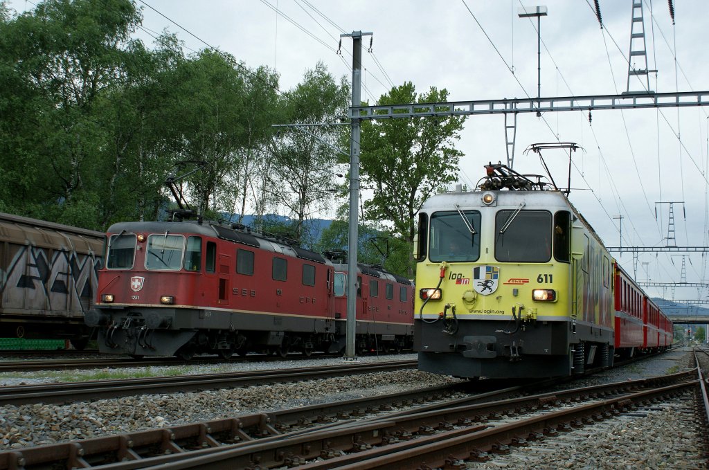 Whrend die Re 4/4 II mit ihrem Gterzug in Felsberg auf die Abfahrt warten, fhrt die RhB Ge 4/4 II 611 mit dem RE Richtung Chur.
10. Mai 2010 
(Zugeschnittens Bild, Standort auf ffentlichem Gelnde, neben dem Prellbock) 
