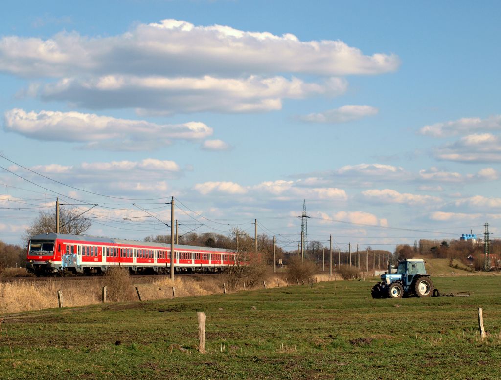 Whrend der Traktor ber die Felder fuhr kam die Regionalbahn nach Itzehoe durch Bullendorf gefahren.