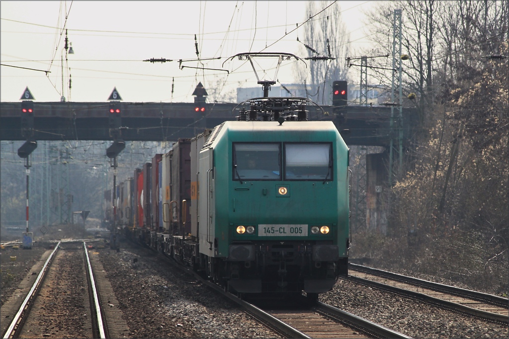 Warum kommt das Besondere immer aus dem Gegenlicht... 145 CL-005 durchfuhr am 12.03.11 den Bahnhof Bonn Beuel in Richtung Norden