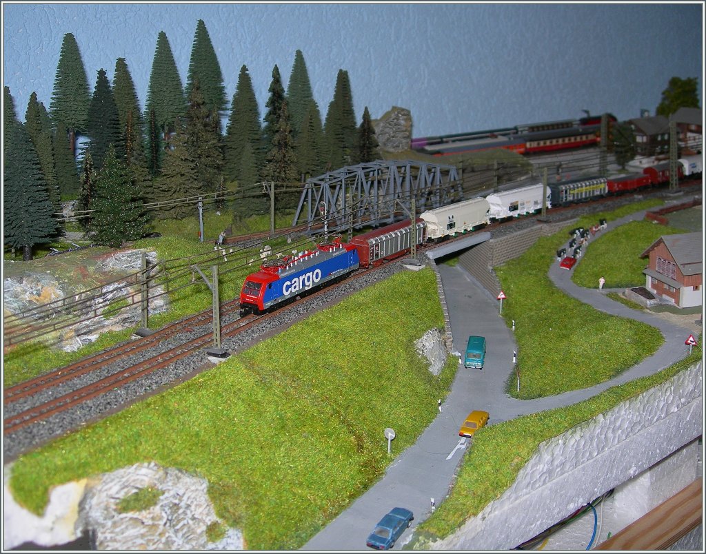 Was vor kurzem bei der grossen Bahn gesehen, geht auch in  Z : SBB Re 474 mit einem Güterzug auf meiner mini-Club Anlage. 
23.03.2013 
