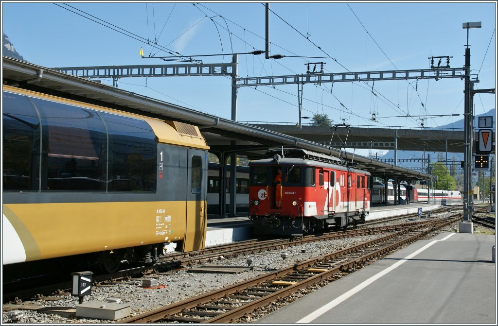 Wenn die 1941 gebaute 110 003-1 in Interlaken Ost zu dem recht neuen Panoramawagen der  zb  zufhrt ergibt sich das hier zu sehende Bild.
09. April 2011