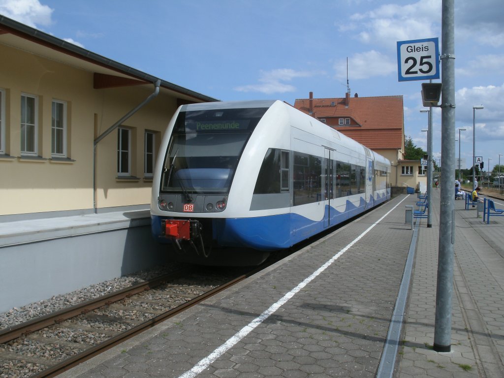 Wer mit dem Zug auf Usedom nach Peenemnde will mu in Zinnowitz umsteigen.Am 23.Juni 2012 wartete der 646 111 nach Peenemnde in Zinnowitz..