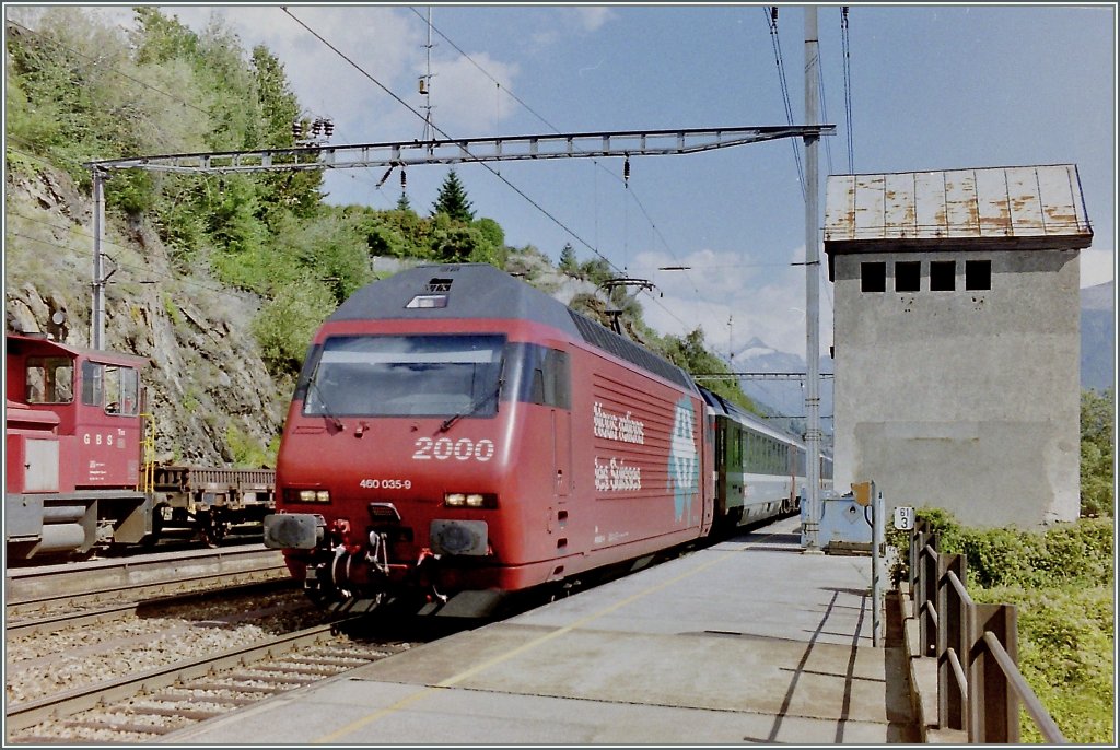  Wir verbinden die Schweiz  zum Glck keine Rotkreuz-Werbung sondern eine Hauswerbung der SBB...
Re 460 035-9 mit einem Schnellzug Richtung Norden bei der Durchfahrt in Ausserberg im September 1996. 
(Gescanntes Negativ)