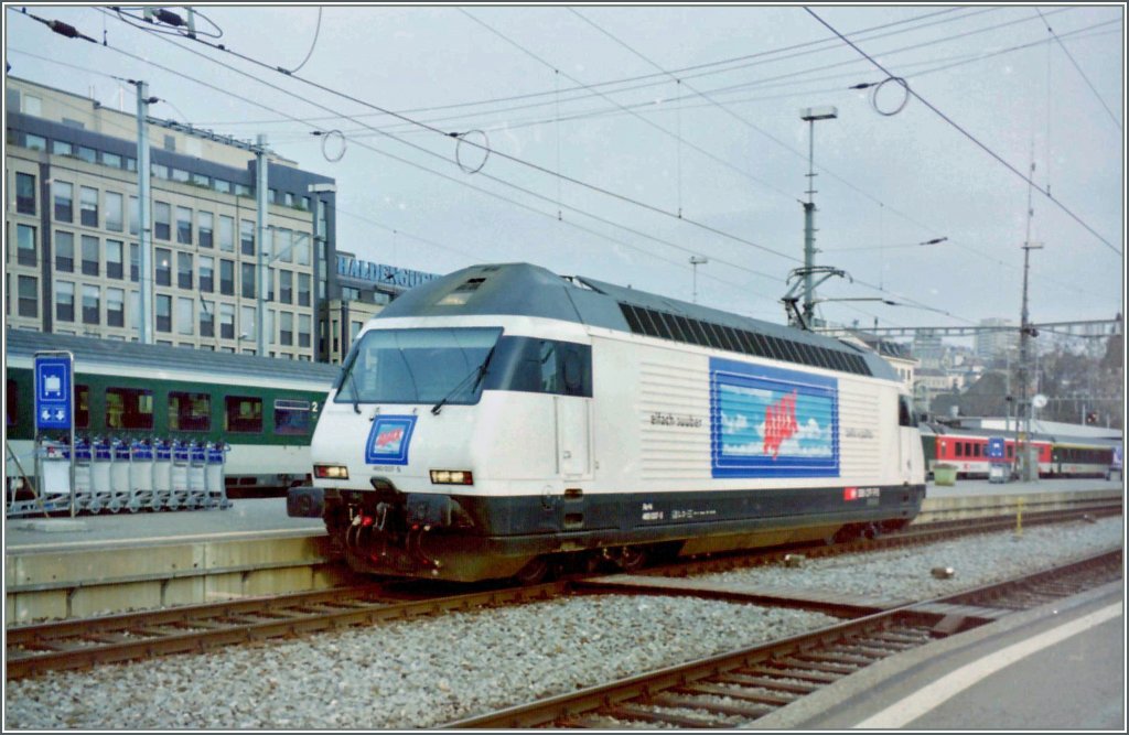 Wirbt in Zrich fr Sauberkeit: die  Ajax  Re 460 037-5.
Gescanntes Negativ/Zrich im Jahre 1997 