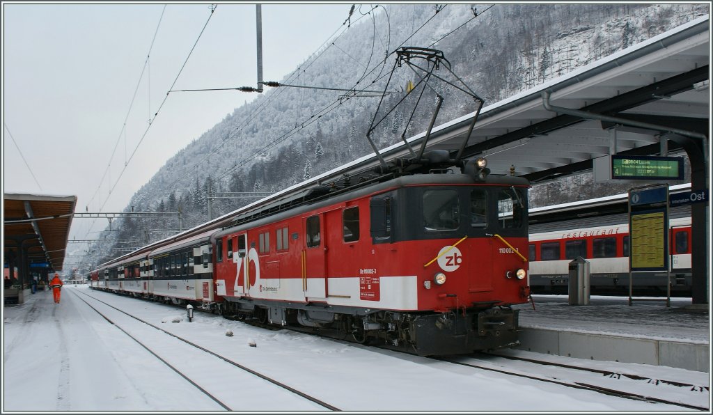  zb  De 110 002-3 mit einem IR nach Luzern kurz vor der Abfahrt in Interlaken Ost. 
4. Feb 2012
