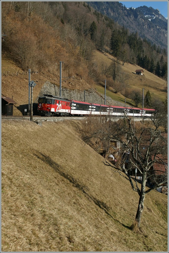 zb De 4/6 110 021-3 mit einem IR Luzern - Interlaken kurz vor der Haltestelle Eblingen am 5. Februar 2011.

