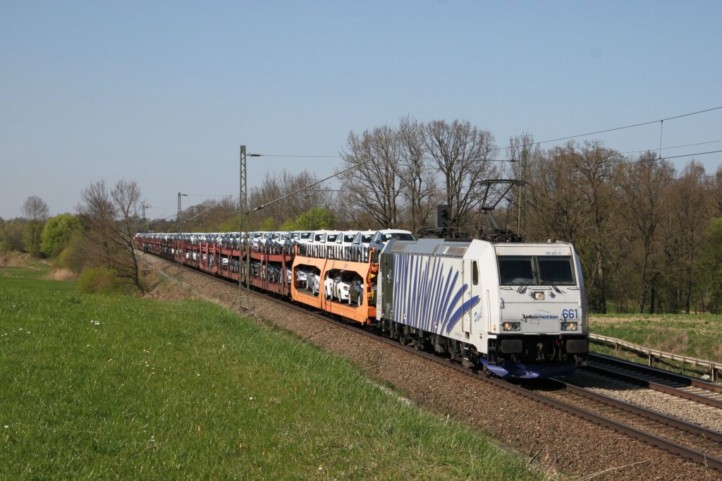 Zebra 185-661 (genannt  Paul ) von Lokomotion mit VW-Neuwagen-Zug auf der Fahrt von Mnchen nach Rosenheim bei Hilperting am 9. Apr. 2011. 