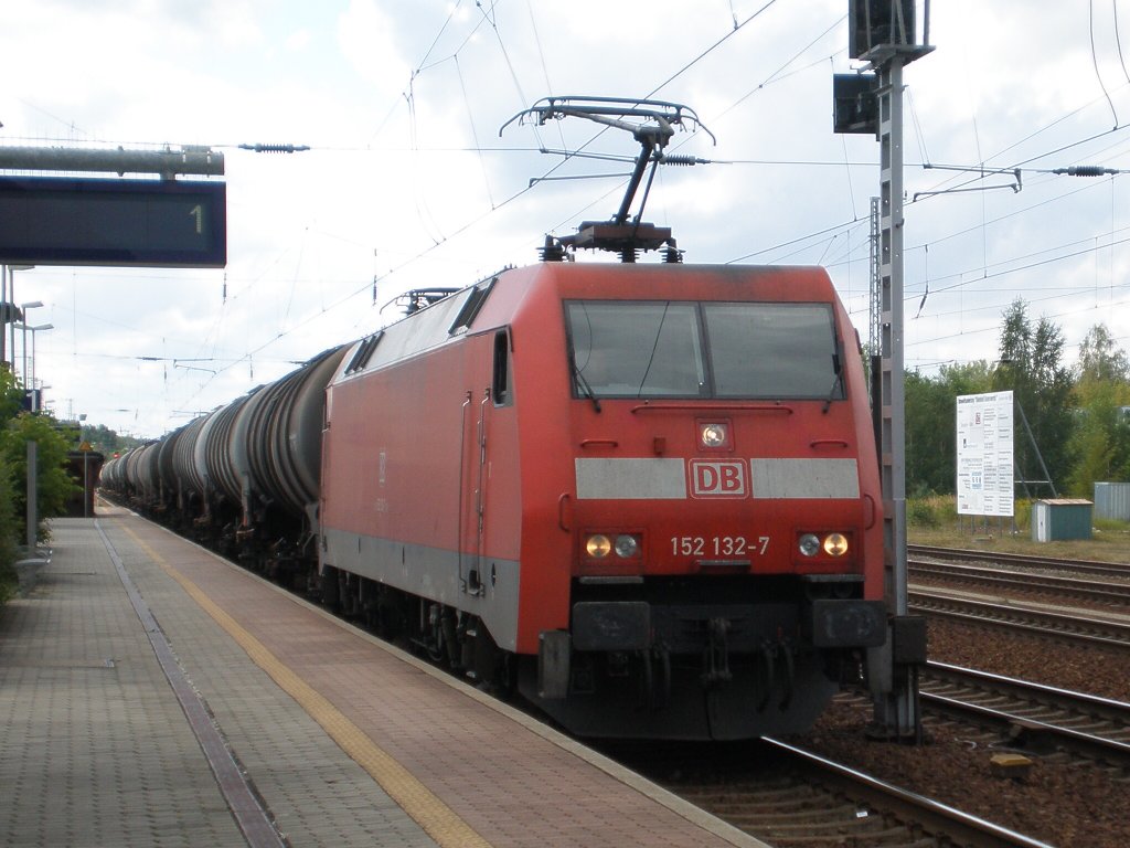 Zehn Minuten spter schon der nchste Kesselwagenzug aus Decin in Elsterwerda hbf, 11.08.2012.  