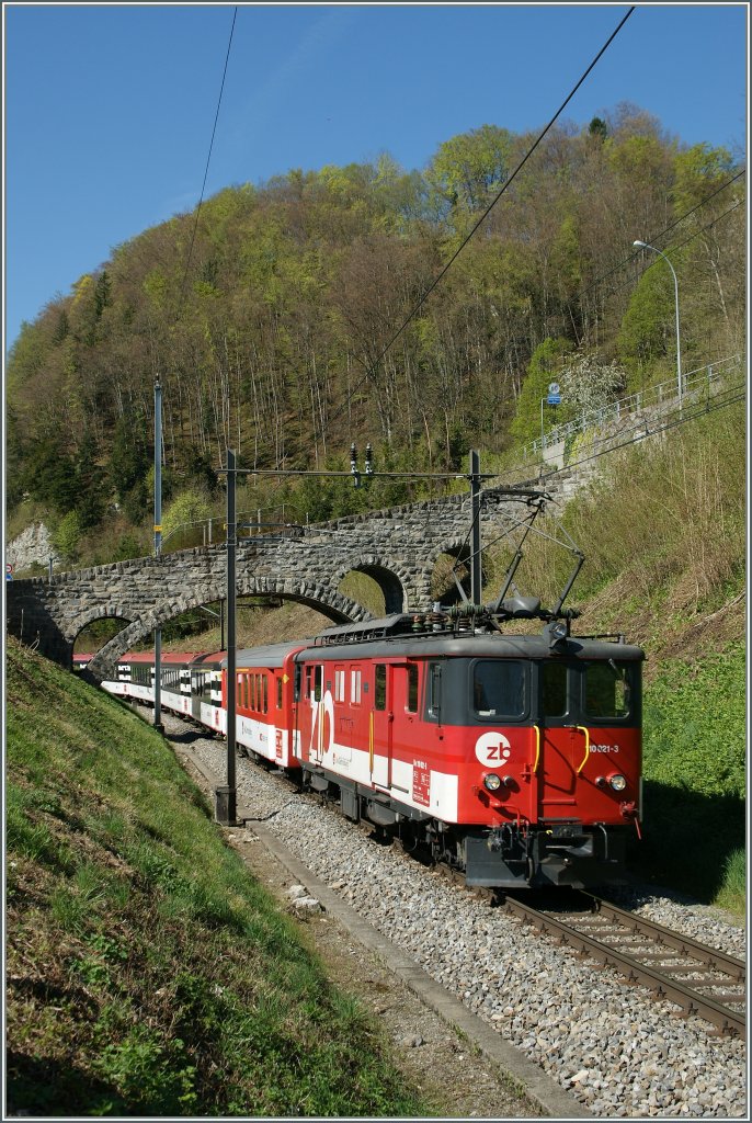 Zentralbahn De 4/4 110 021-3 mit dem IR 2219 von Interlaken nach Luzern am 9. April 2011 bei Niederried. 

