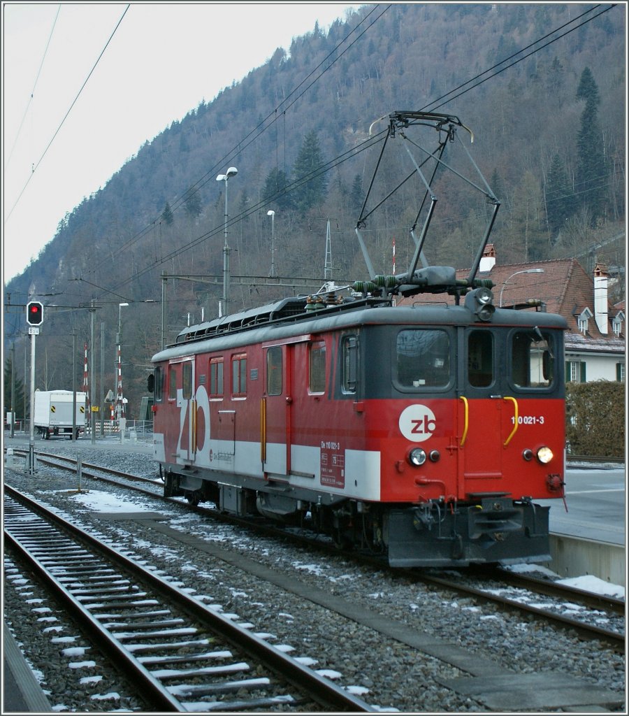 Zentralbahn  zb  De 110 021-3 in Interlaken Ost am 5. Feb. 2011