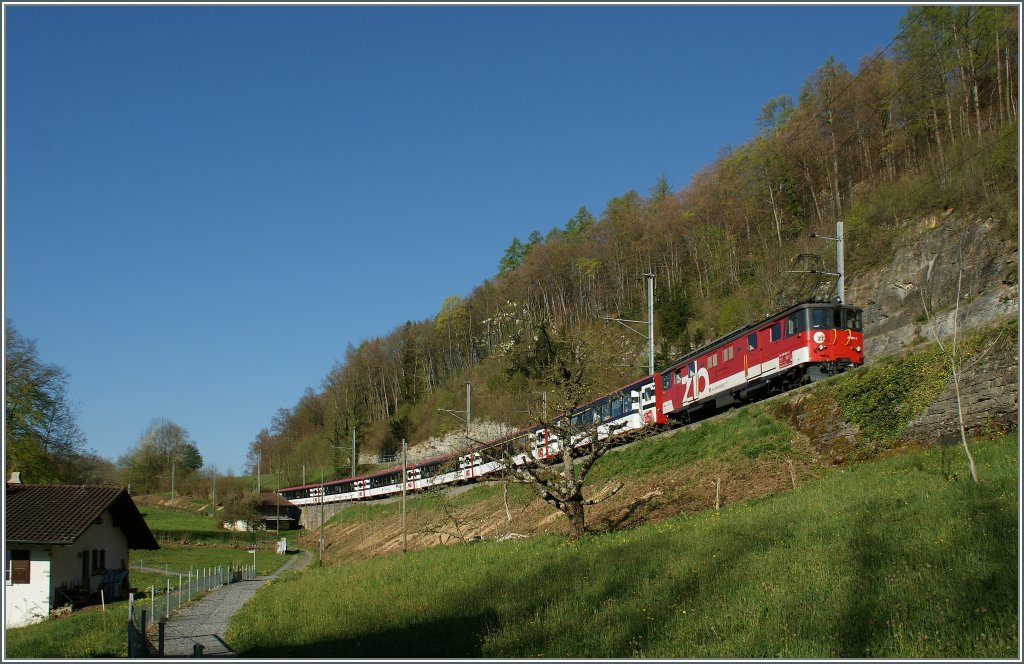 Zentralbahn  zb  De 4/4 110 021-3 mit dem IR 2215 Interlaken - Luzern unterwegs zwischen Ringgenberg und Niederried. 
6. April 2011