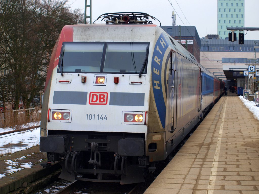 Zu meinem Glck setzte sich die 101 144  Hertha  vor den IC nach Dresden am 10.3 im Bahnhof Hamburg-Altona.