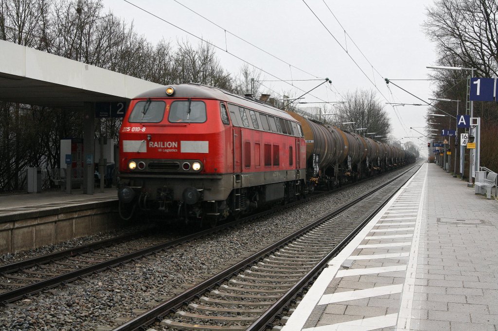 Zur Zeit laufen 225 011-6 + 032-2 zusammen. So ist die bedarfsweise von Mhldorf aus eingesetzte 225 010-8 allein unterwegs und brummte mit ihrem Kesselzug nach Mnchen durch den Bahnhof Poing.