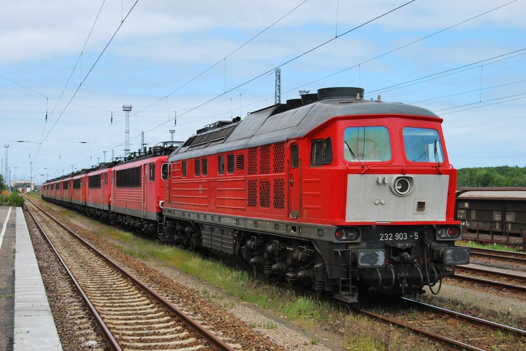 Zurck von den Belastungstest an der Fehmarn-Sund Brcke.Zuglok 232 904 schleppt die z-gestellten Lok der Baureihe 155 und die Schlusslok 232 903 am 15.06.2010 in Richtung Bw Rostock-Seehafen.