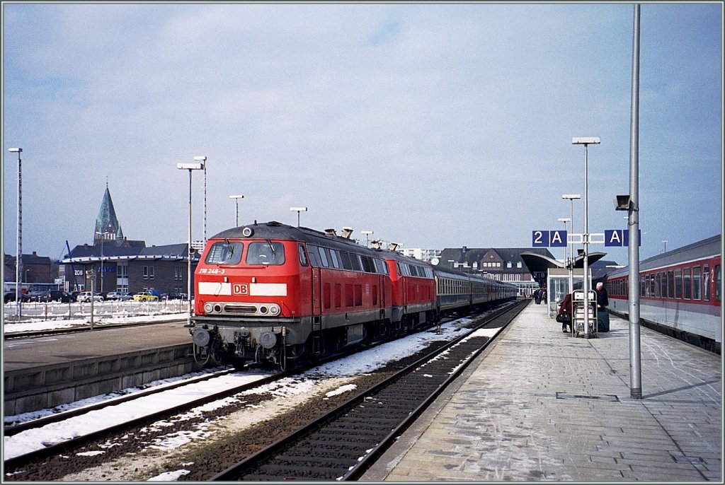 Zwei 218 mit einen Regionalzug Richtung Hamburg in Westerland (Sylt)
Mrz 2001 