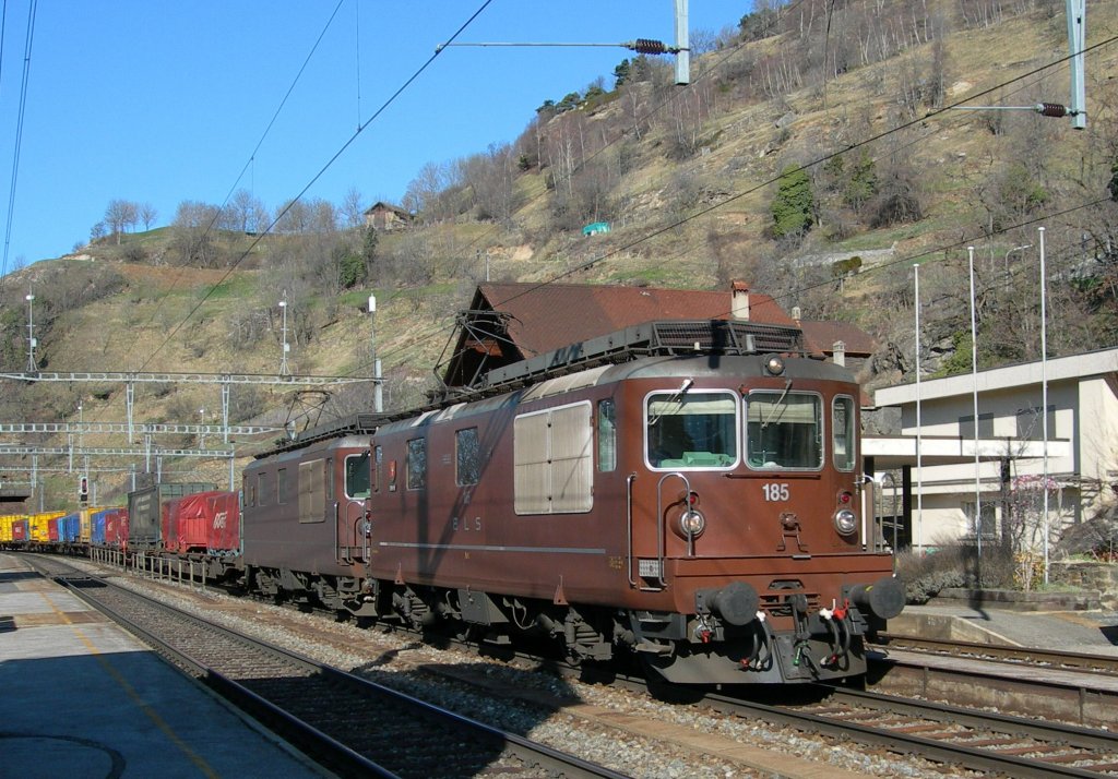 Zwei BLS Re 4/4 mit einem Gterzug auf der BLS Nordrampe bei der Durchfahrt in Ausserberg am 16. Mrz 2007.