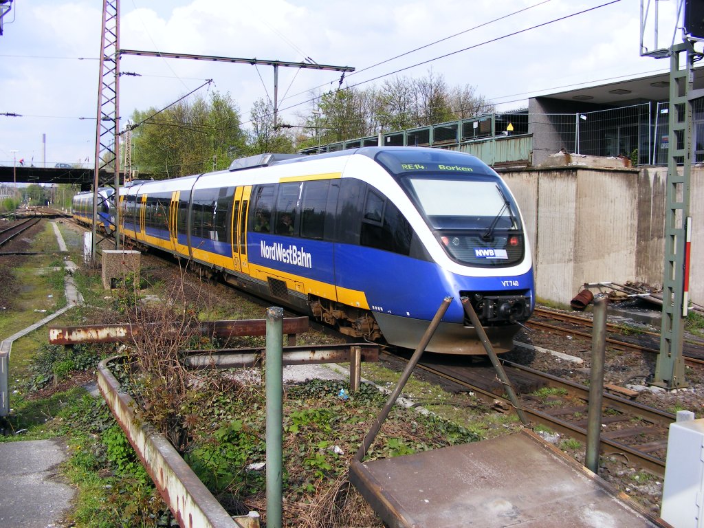 Zwei dreiteilige Talent-Dieseltriebzge der Nordwestbahn am 25.04.2008 nach der Abfahrt im Bahnhof Gladbeck-West.