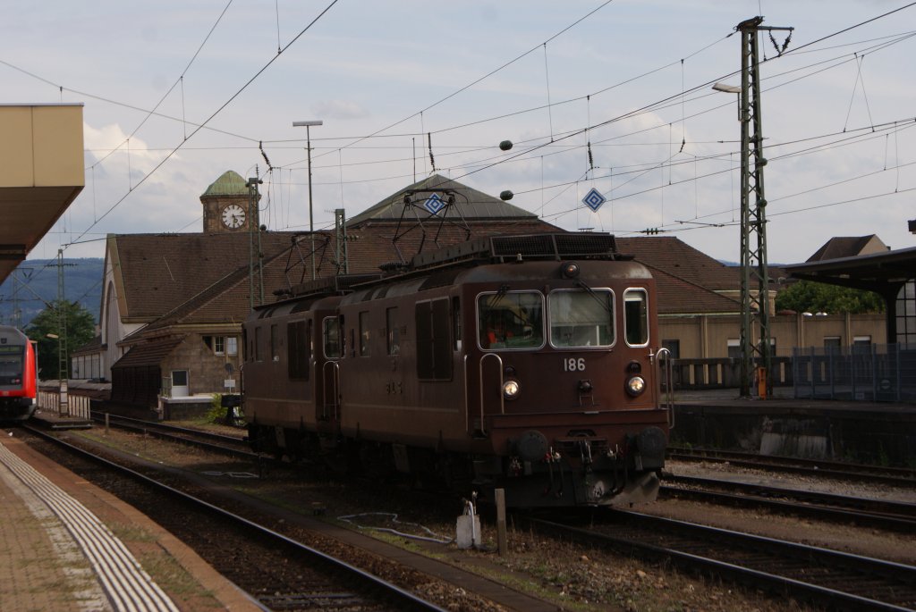 Zwei Loks der Baureihe Re 4/4 fahren am 11.08.2010 als Lz durch den Bahnhof Basel Bad.Mit der richtigen Kategorie bin ich geerade berfragt, wenns falsch ist bite Korrigieren.Danke !