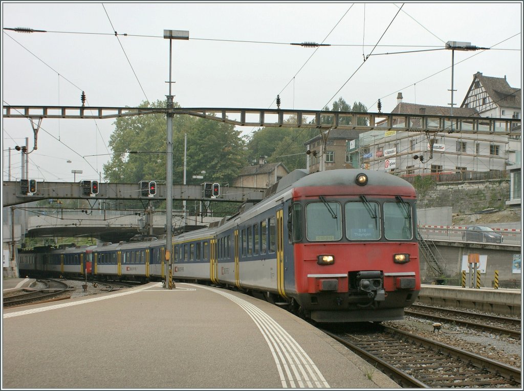 Zwei RABDe 12/12 erreichen als S16 Schaffhausen. 
18. Sept. 2008