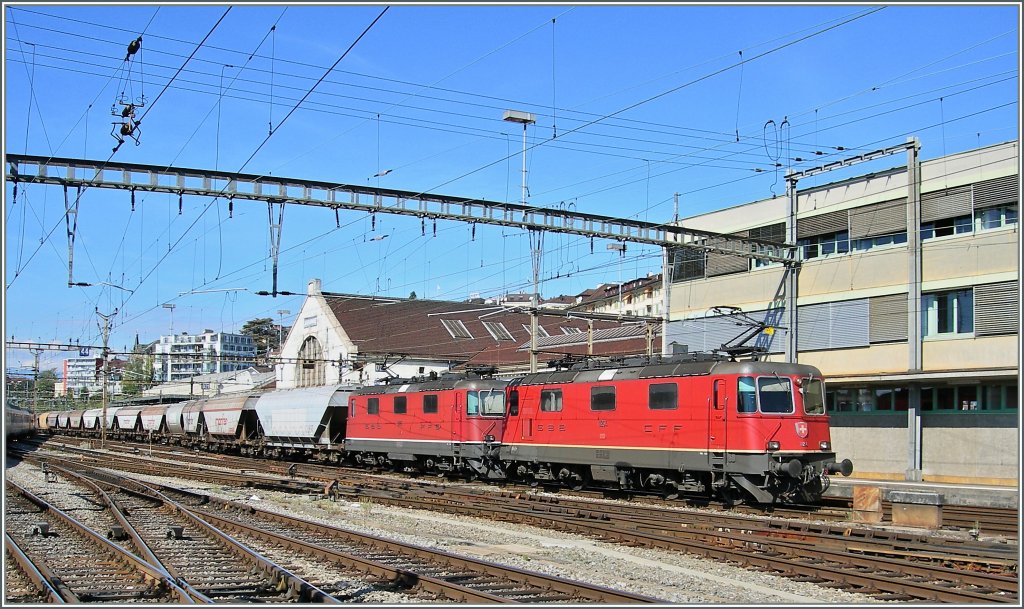 Zwei Re 4/4 II mit dem  Spaghetti -Zug in Lausanne. 
29. Sept 2010.