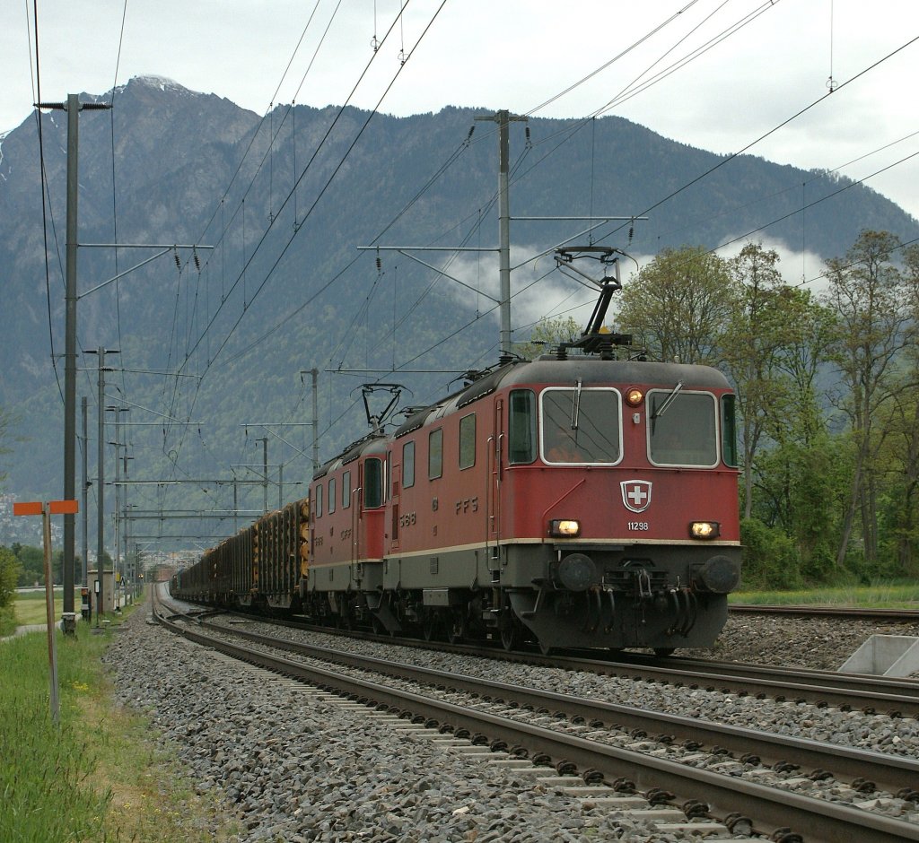 Zwei SBB Re 4/4 II mit einem langen Gterzug auf dem Weg nach Ems auf dem Dreischienengleis der RhB.
10.05.2010