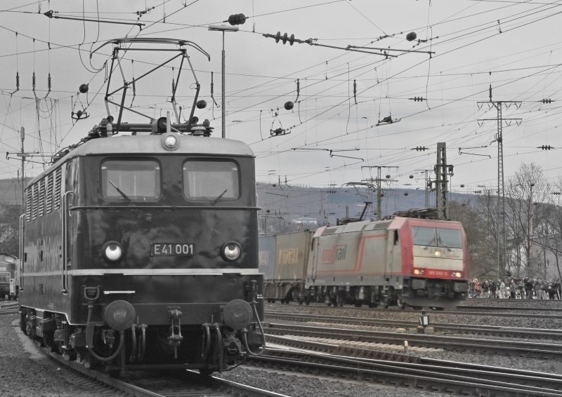 Zwei vllig unterschiedliche Elektrolokomotiven konnte ich am 03.04.2010 in Koblenz Ltzel in einem Bild festhalten. Links der Urknallfrosch E41 001 und rechts die 185 592 von Crossrail.