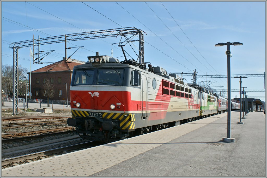 Zwei VR Sr1 Loks mit dem P 32 Moskau - Helsinki beim Halt in Lahti.
30. April 2012