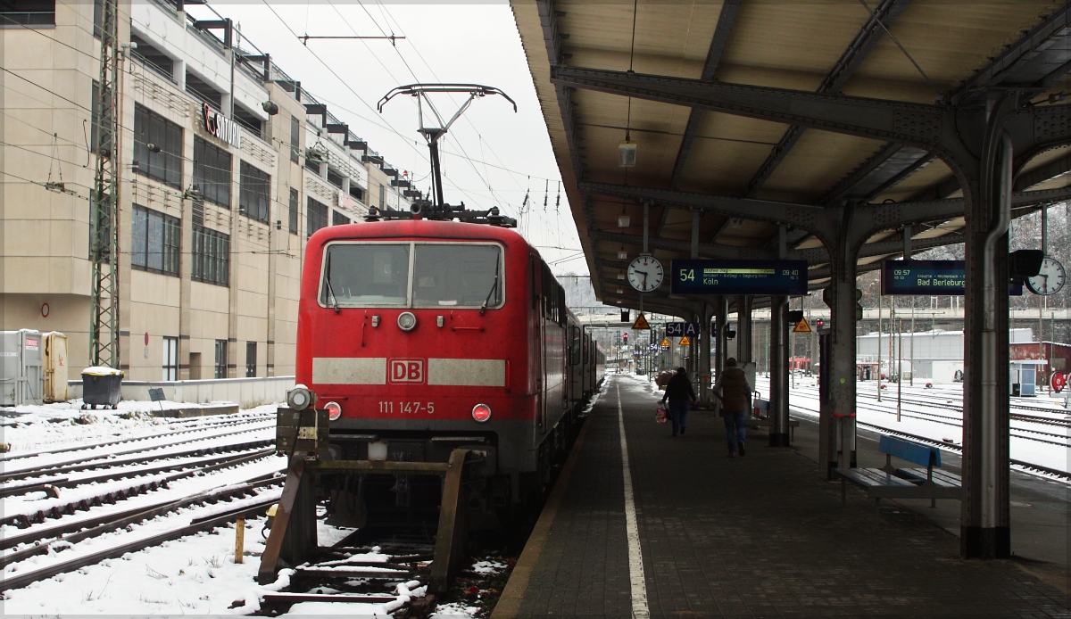 111 147 mit RE 11363 von Siegen nach Köln (VRS-Sonderzug zu den Weihnachtsmärkten in Köln) am 07.12.13 in Siegen