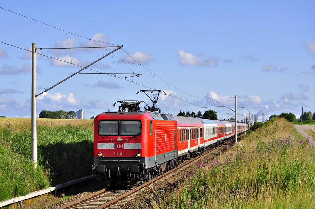 112 106 bespannte am 15.07.2015 eine Sonderzug von Warnemünde nach Berlin.