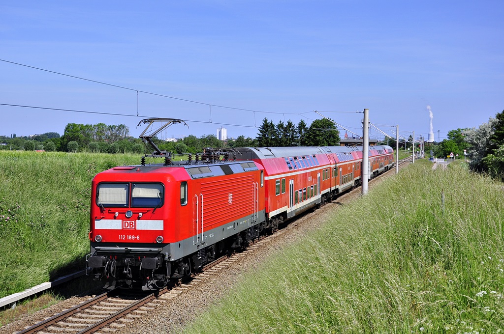 112 189 schiebt den RE 18490 aus Berlin nach Warnemünde,hier in Gragetopshof.