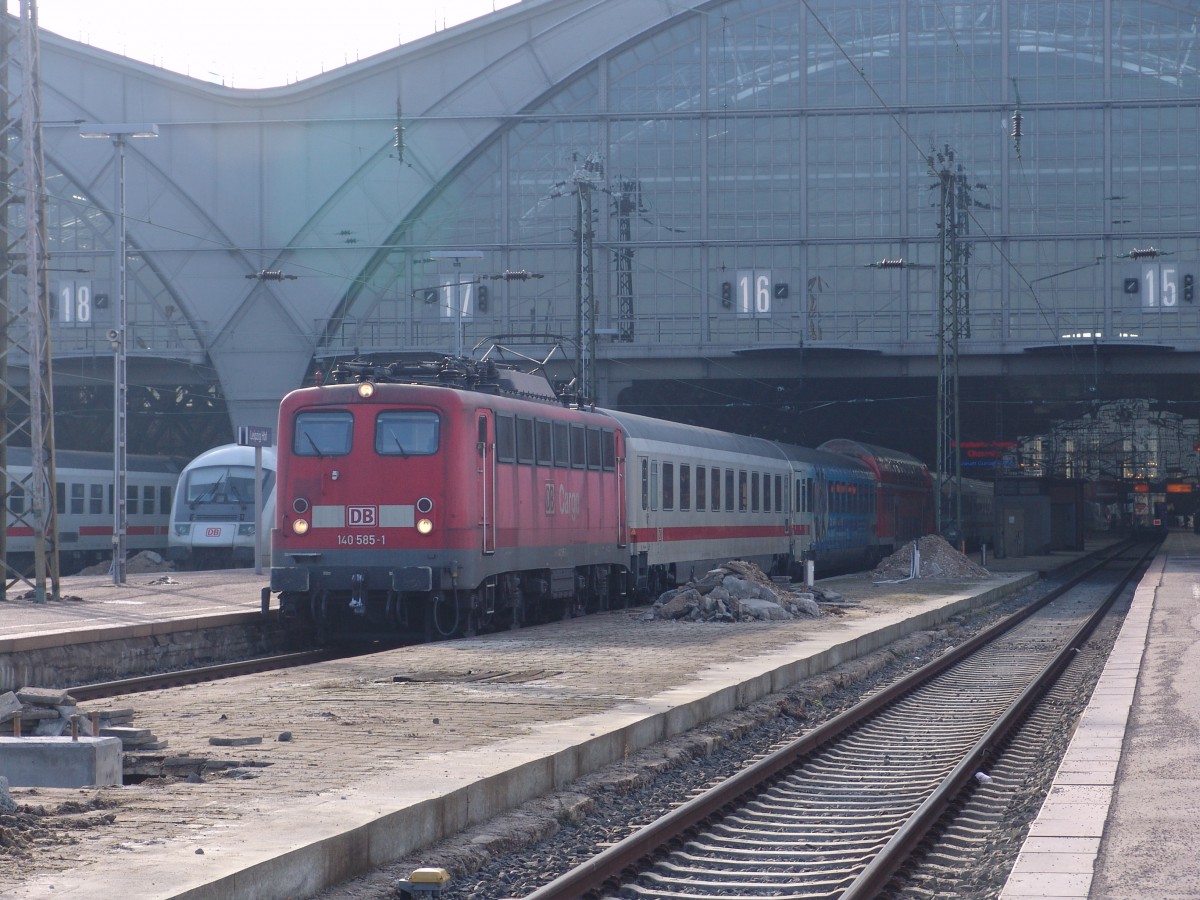 140 585-1 wartet am 04.02.2014 mit PbZ nach Berlin im Leipziger Hbf.
