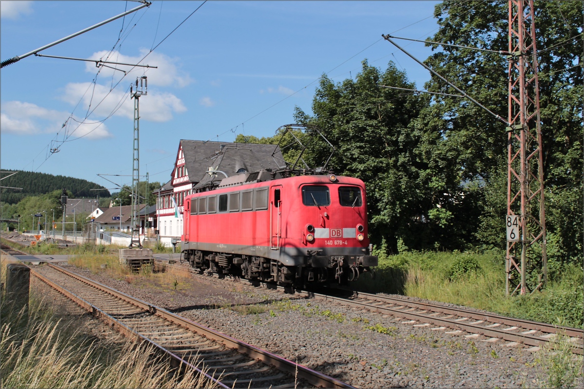 140 678 hat so eben einen Güterzug von Altenhundem nach Welschen Ennest nachgeschoben und befindet sich hier schon wieder auf dem Rückweg in Richtung Altenhundem. (10.07.15, Welschen Ennest)