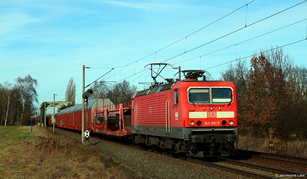 143 091-7 fuhr am sonnigen 03.03.17 mit einem buntem Güterzug bei Woltorf an den Fotografen vorbei.