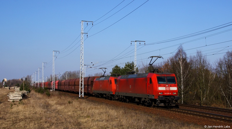 145 018-8 & 145 073-0 fuhren am sonnigen 27.2.15 mit einem Güterzug durch die Berliner Wuhlheide.