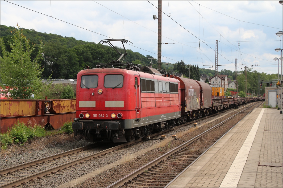 151 064 mit gemischtem Güterzug in Richtung Hagen am 16.06.18 in Kreuztal