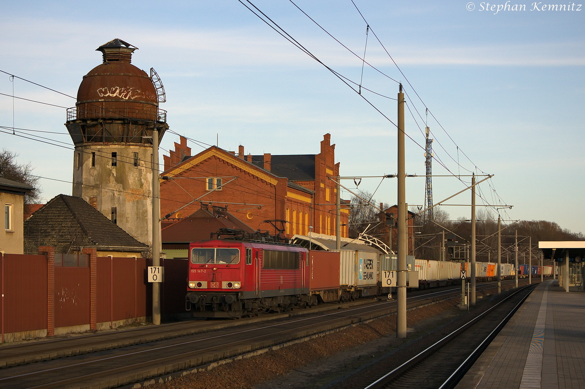 155 147-2 DB Schenker Rail Deutschland AG mit einem Containerzug, bei der Durchfahrt in Rathenow. Sie fuhr in Richtung Hamburg über Stendal und Wittenberge weiter. 23.12.2013