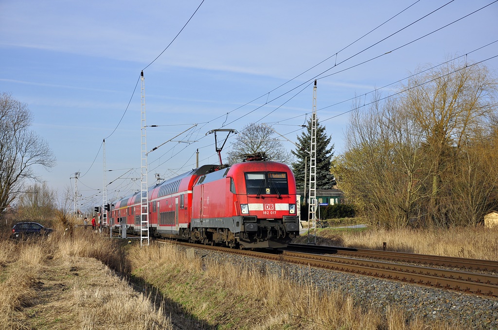 182 017 bringt am 16.02.2019 den RE 4312 von Rostock nach Hamburg Hauptbahnhof
