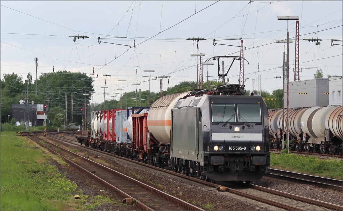 185 565 mit kurzem gemischtem Güterzug am 14.05.16 in Hilden