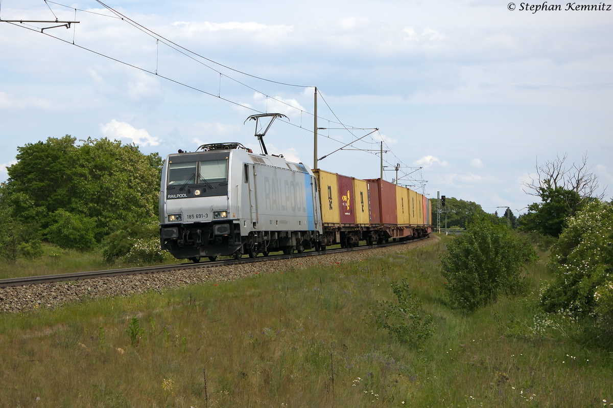 185 691-3 Railpool GmbH fr METRANS Rail s.r.o. mit einem Containerzug in Stendal und fuhr in Richtung Salzwedel weiter. 26.05.2014