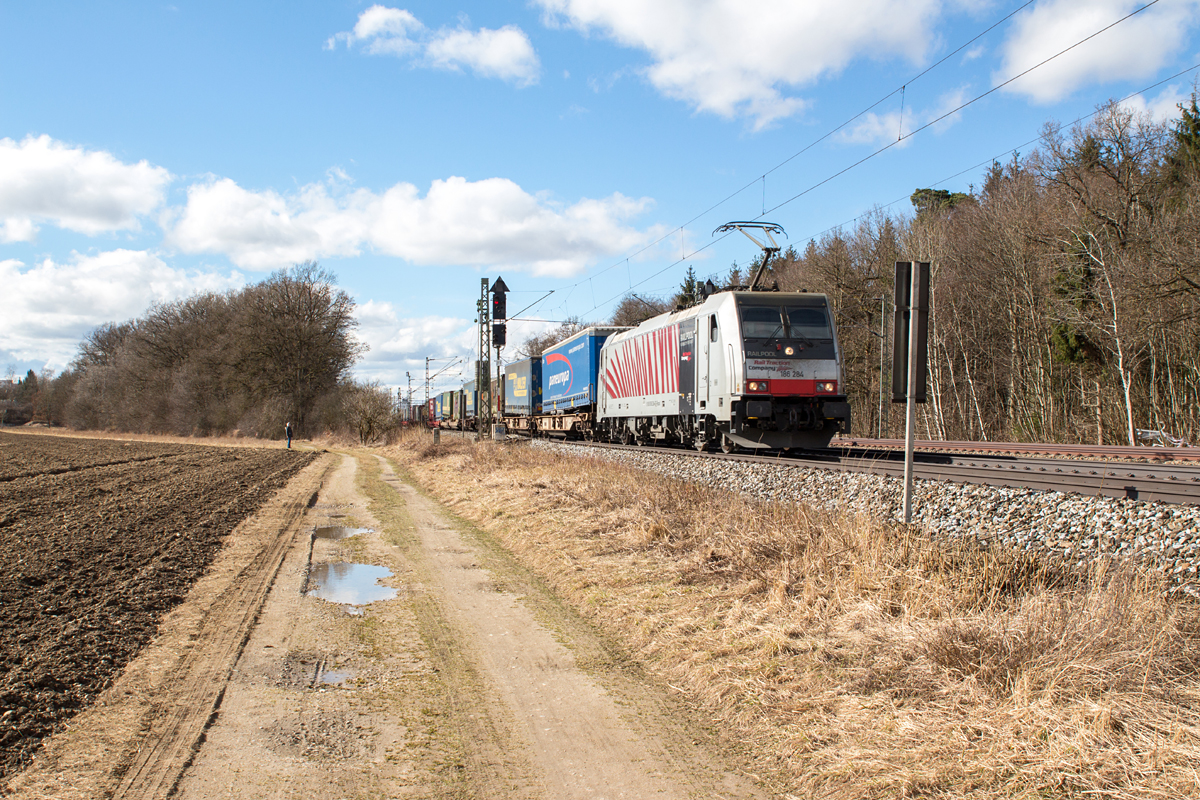 186 284-6 von Lokomotion mit einem KLV-Zug aus Richtung München wurde am 05.03.17 bei Eglharting im Bild festgehalten.