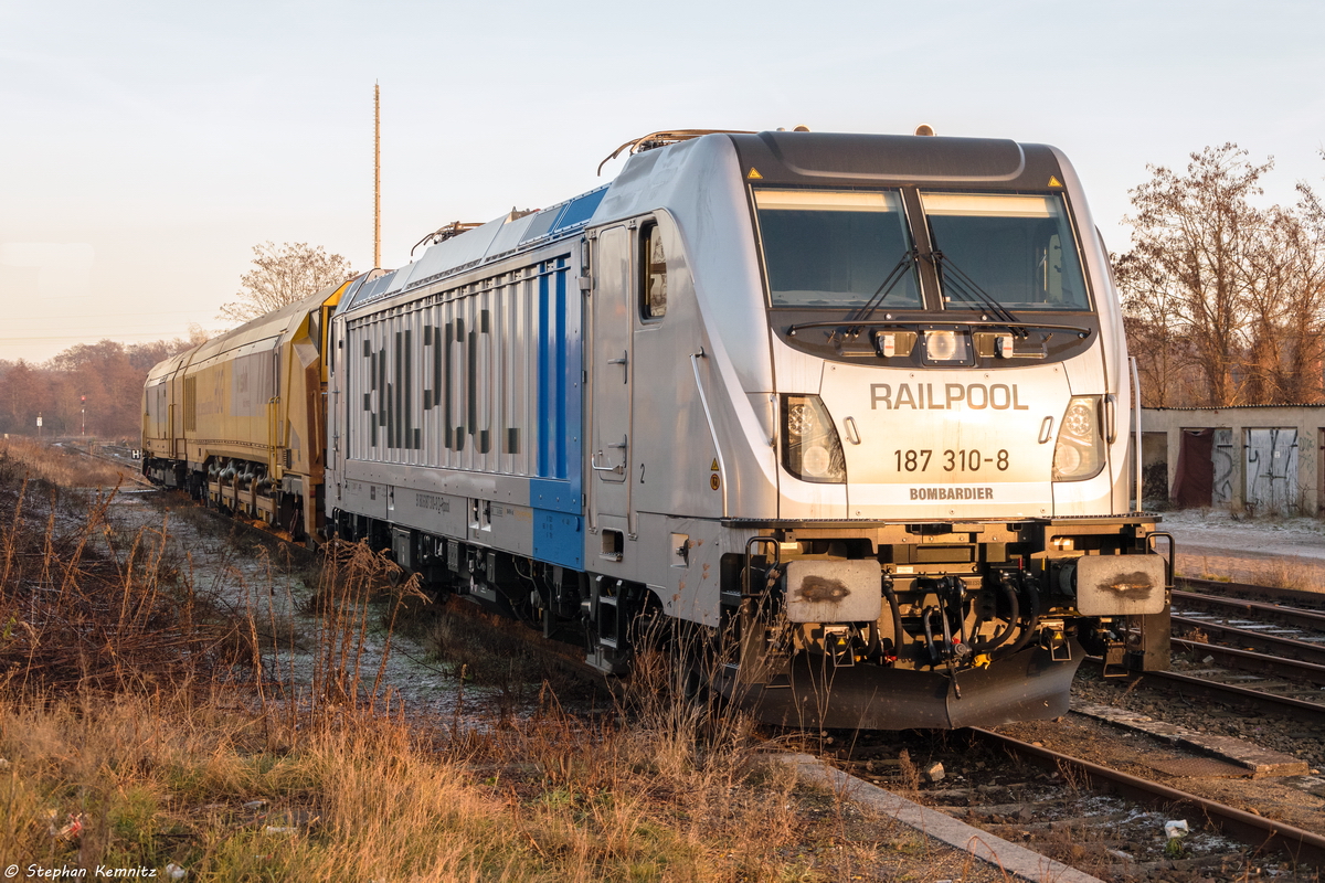 187 310-8 Railpool GmbH für wahrscheinlich evb logistik, stand mit einem Schienenschleifzug in Rathenow abgestellt. 04.12.2016