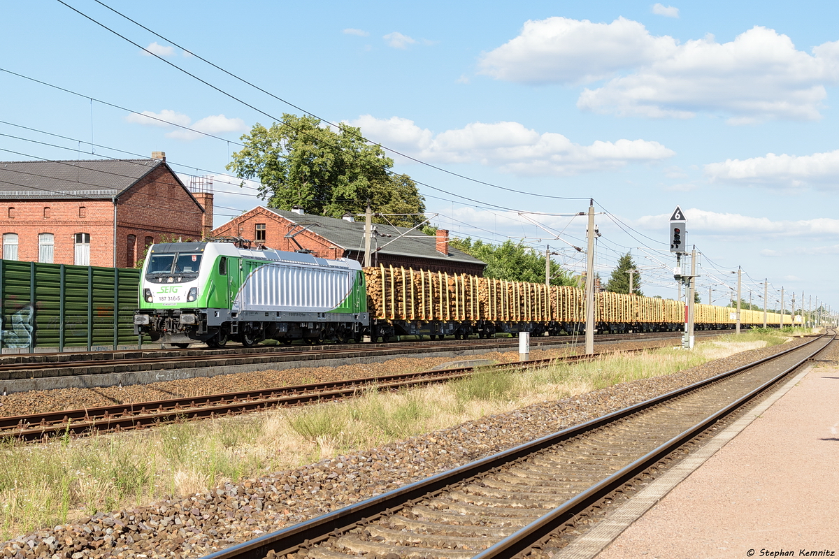 187 316-5 Railpool GmbH für SETG - Salzburger EisenbahnTransportLogistik GmbH mit einem Holzzug in Großwudicke und fuhr weiter in Richtung Stendal. 15.07.2018